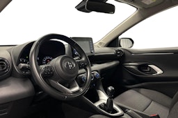 sininen Toyota Yaris 2024 kuva 7.