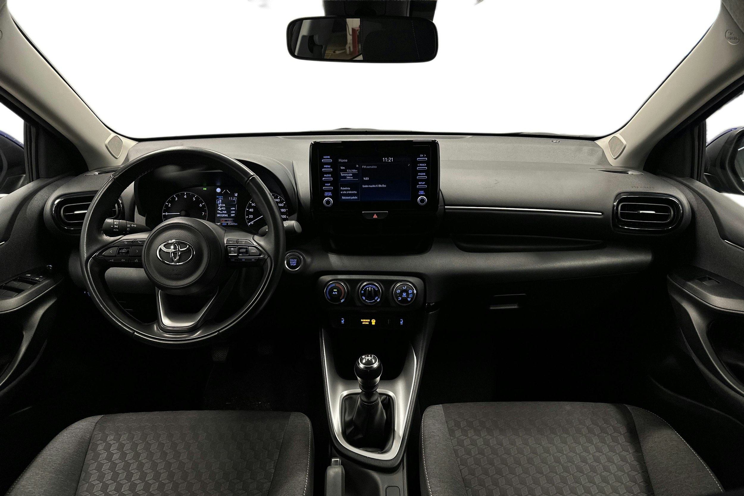 sininen Toyota Yaris 2024 kuva 9.