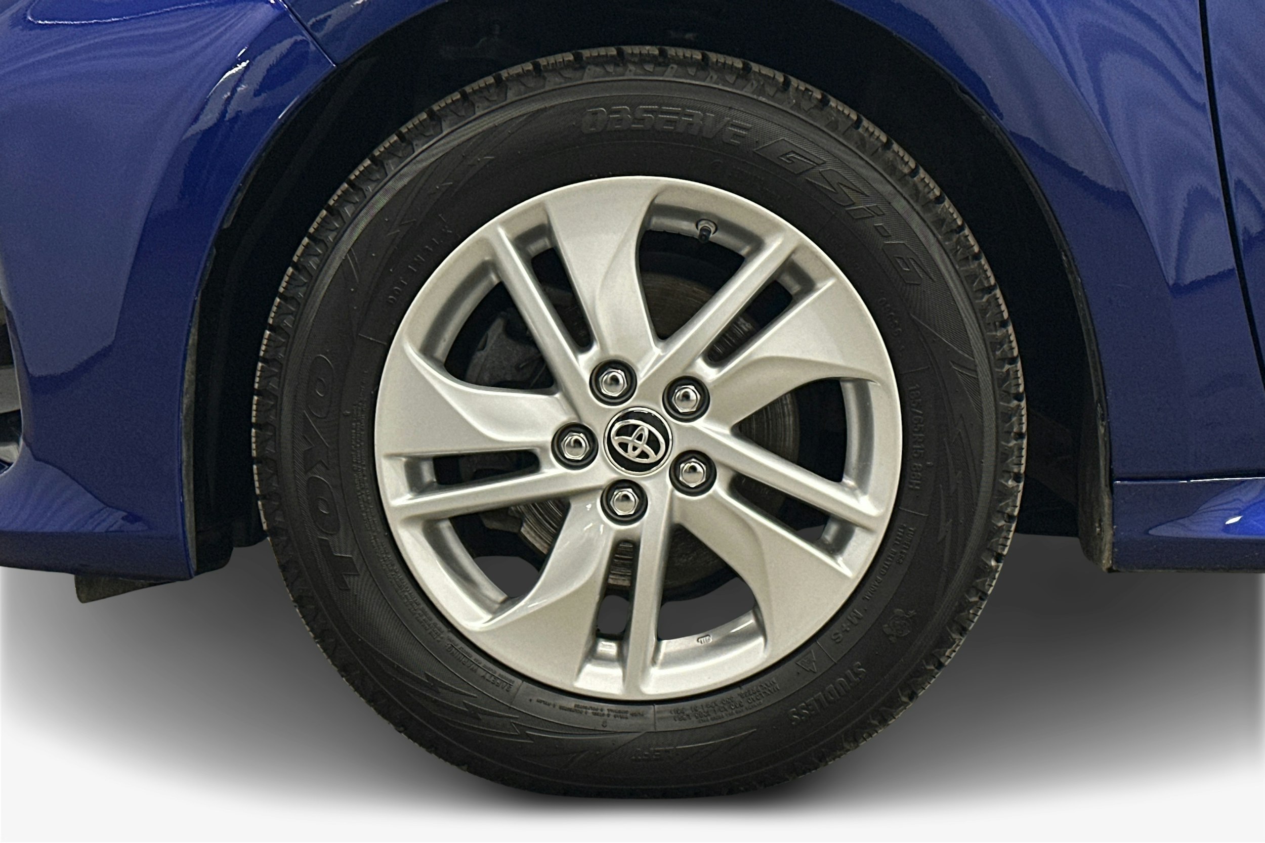 sininen Toyota Yaris 2024 kuva 11.