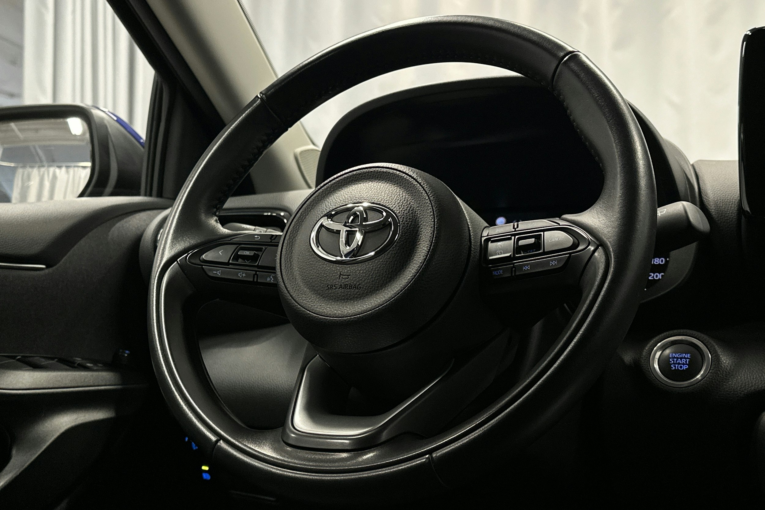 sininen Toyota Yaris 2024 kuva 16.