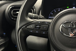sininen Toyota Yaris 2024 kuva 17.