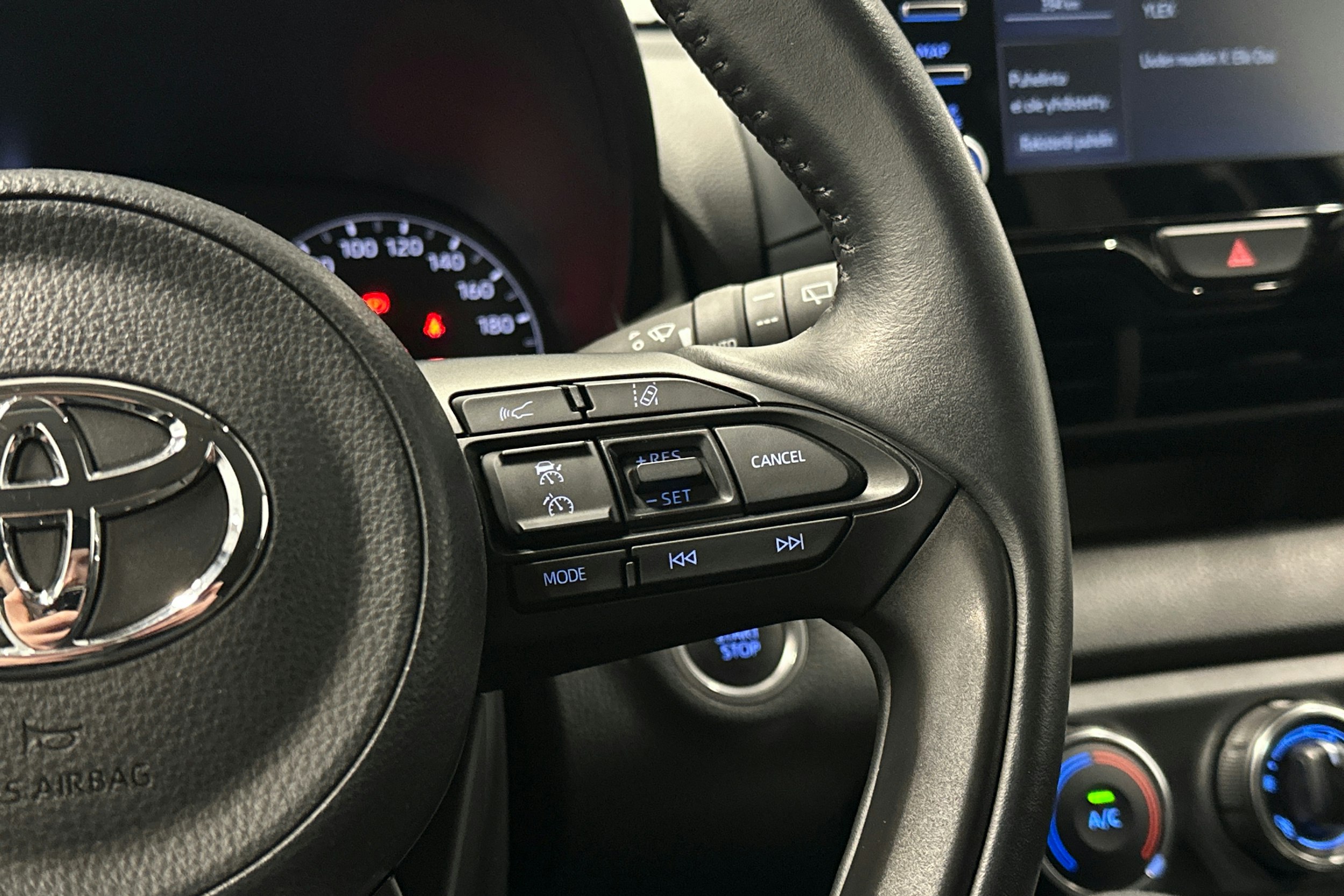 sininen Toyota Yaris 2024 kuva 18.