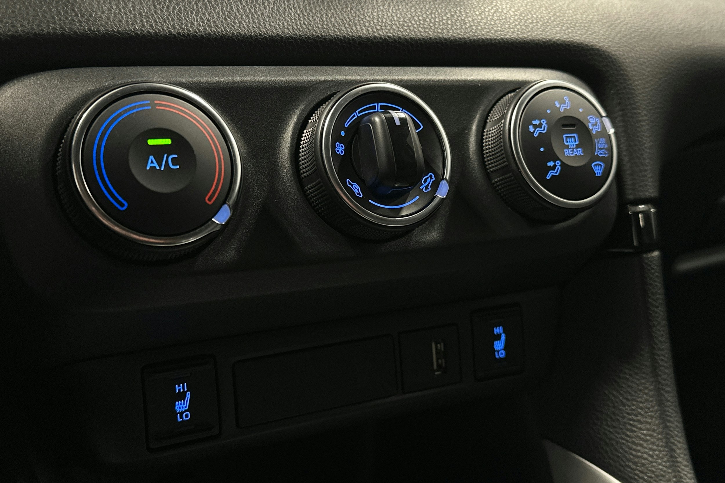 sininen Toyota Yaris 2024 kuva 22.