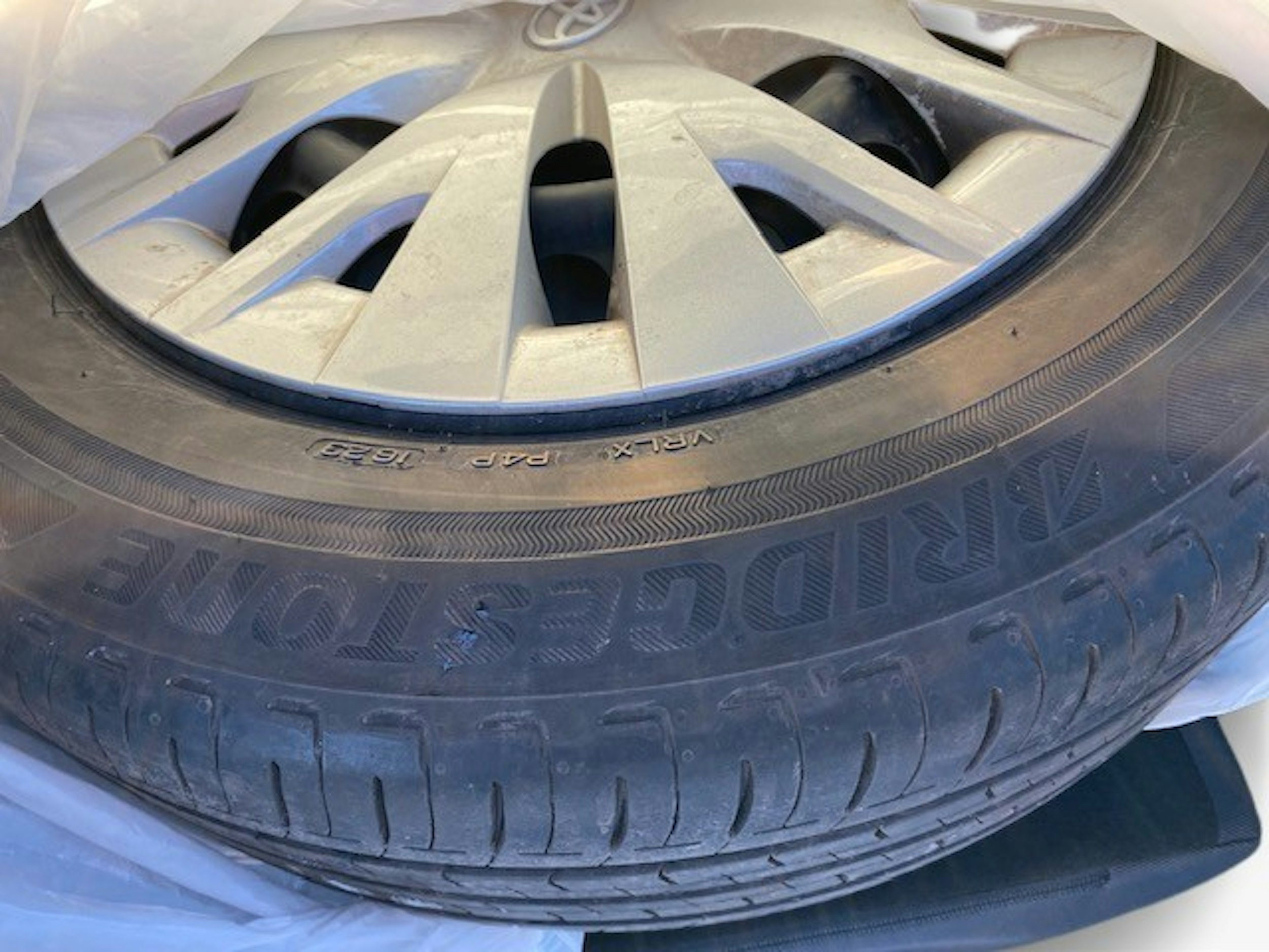 sininen Toyota Yaris 2024 kuva 5.