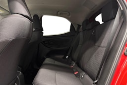 punainen Toyota Yaris 2024 kuva 10.