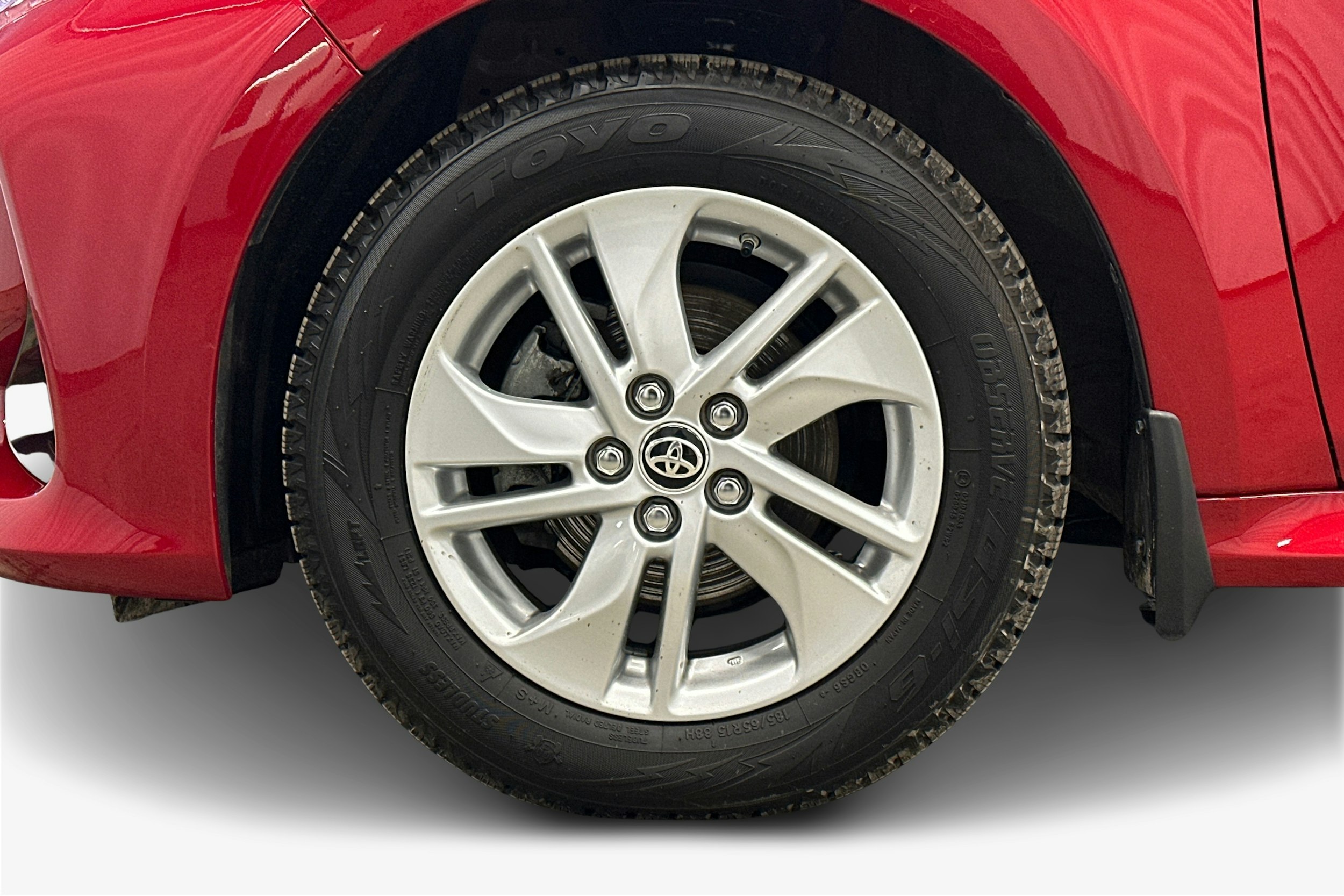 punainen Toyota Yaris 2024 kuva 11.