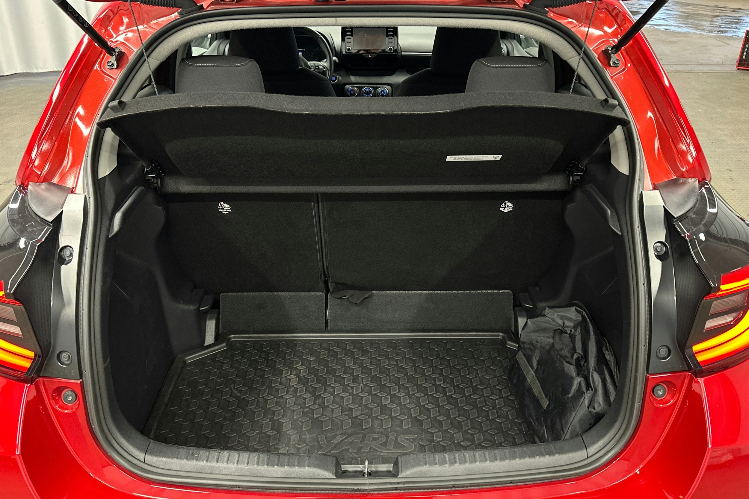 punainen Toyota Yaris 2024 kuva 14.