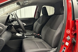 punainen Toyota Yaris 2024 kuva 15.