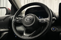 punainen Toyota Yaris 2024 kuva 16.