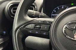 punainen Toyota Yaris 2024 kuva 17.