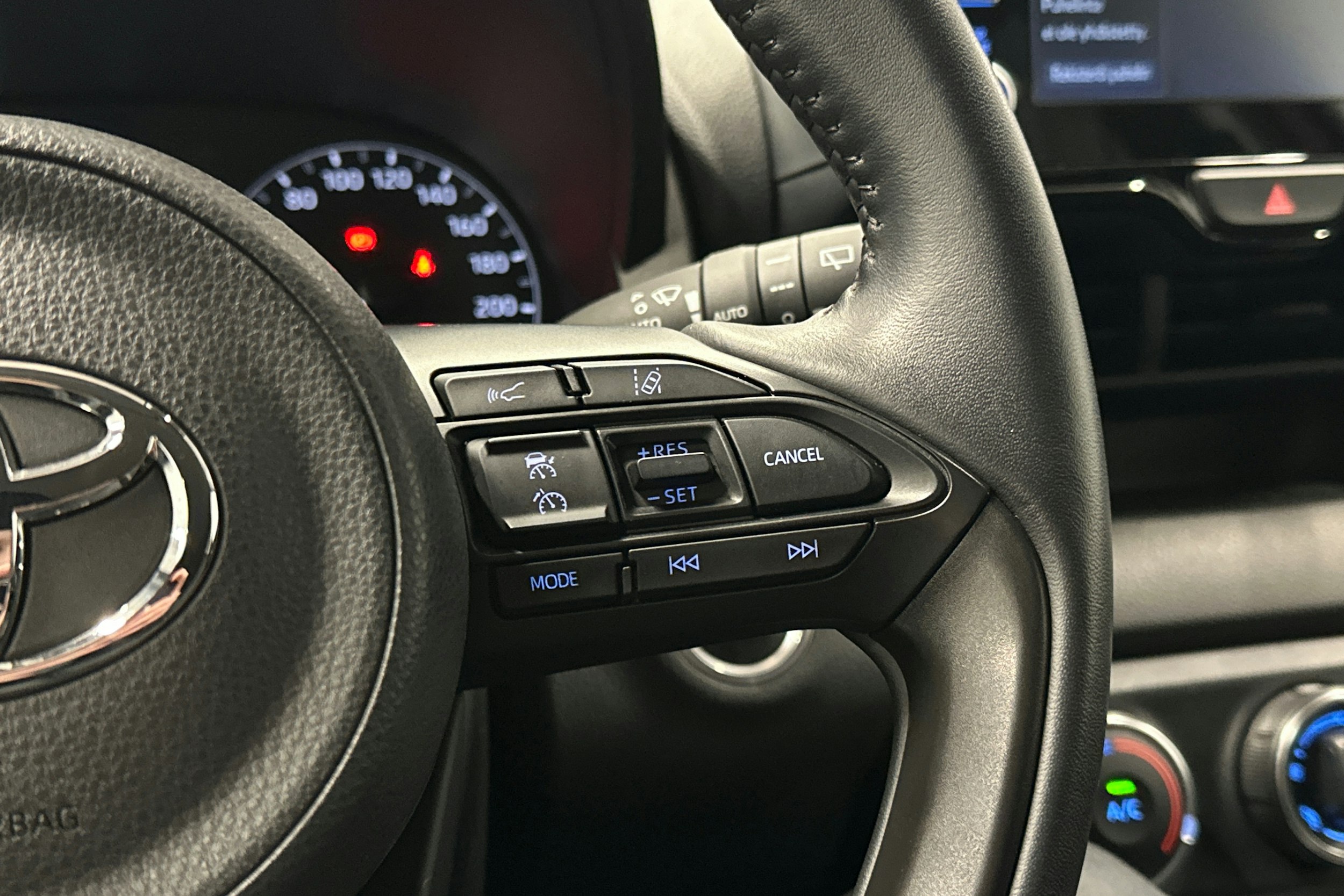 punainen Toyota Yaris 2024 kuva 18.