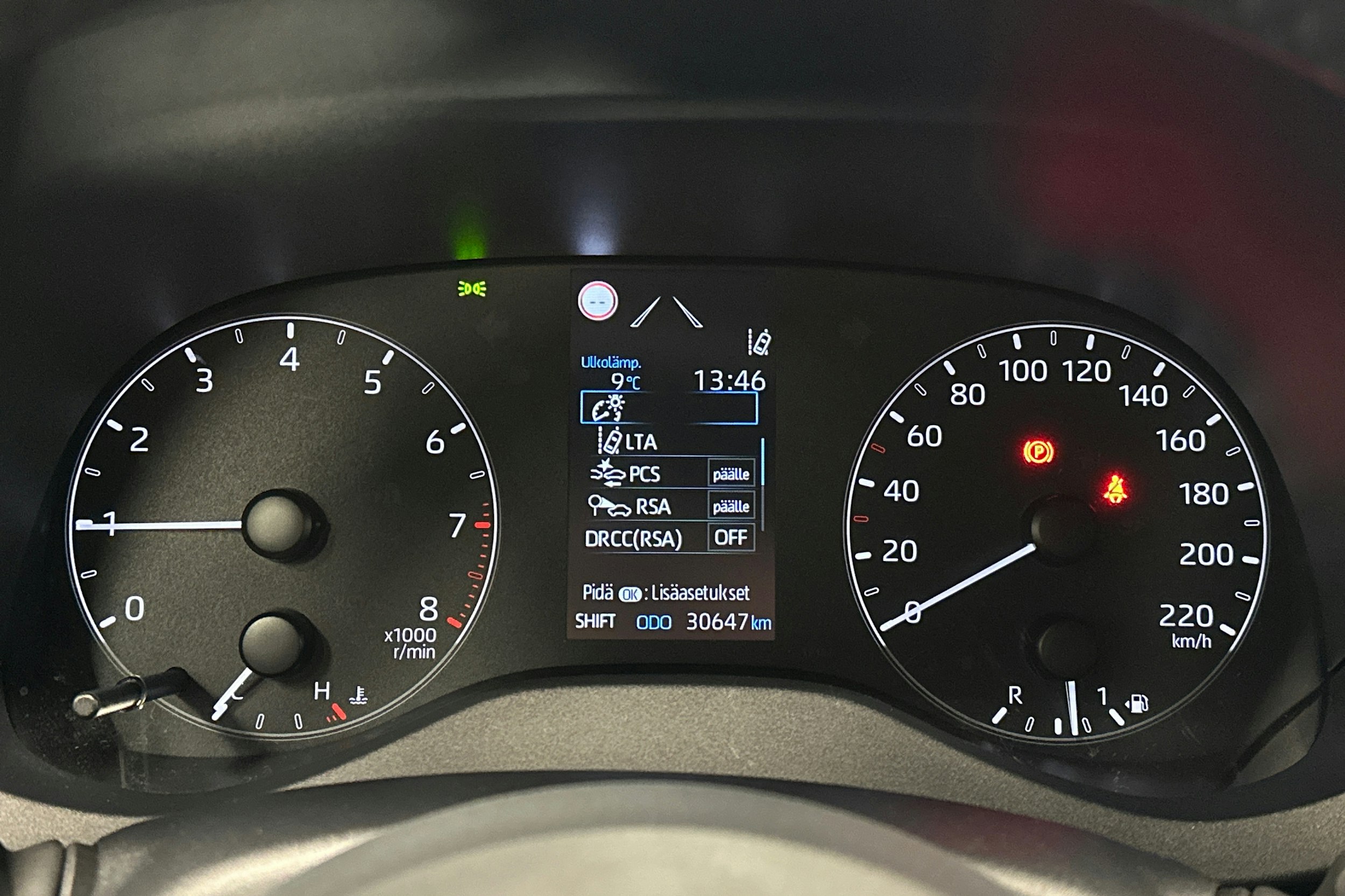 punainen Toyota Yaris 2024 kuva 19.