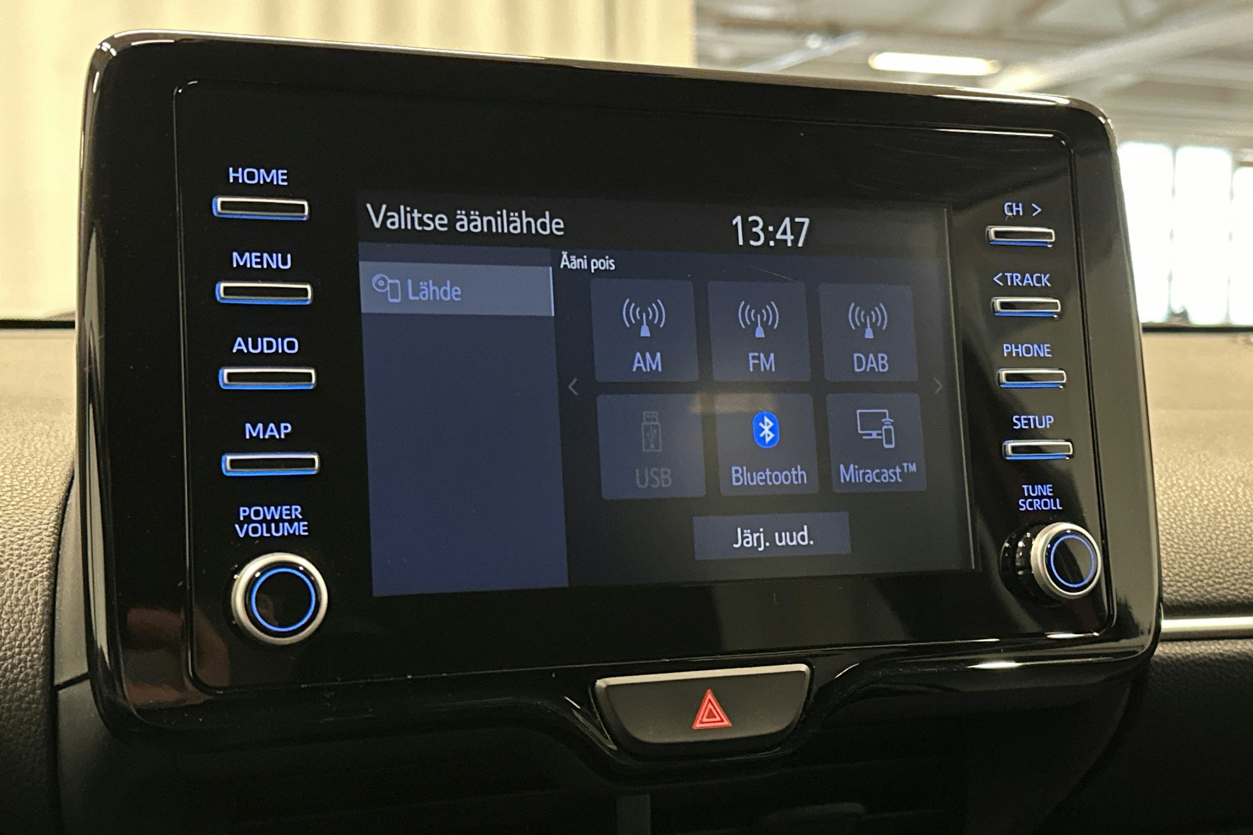 punainen Toyota Yaris 2024 kuva 20.