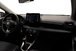 punainen Toyota Yaris 2024 kuva 7.