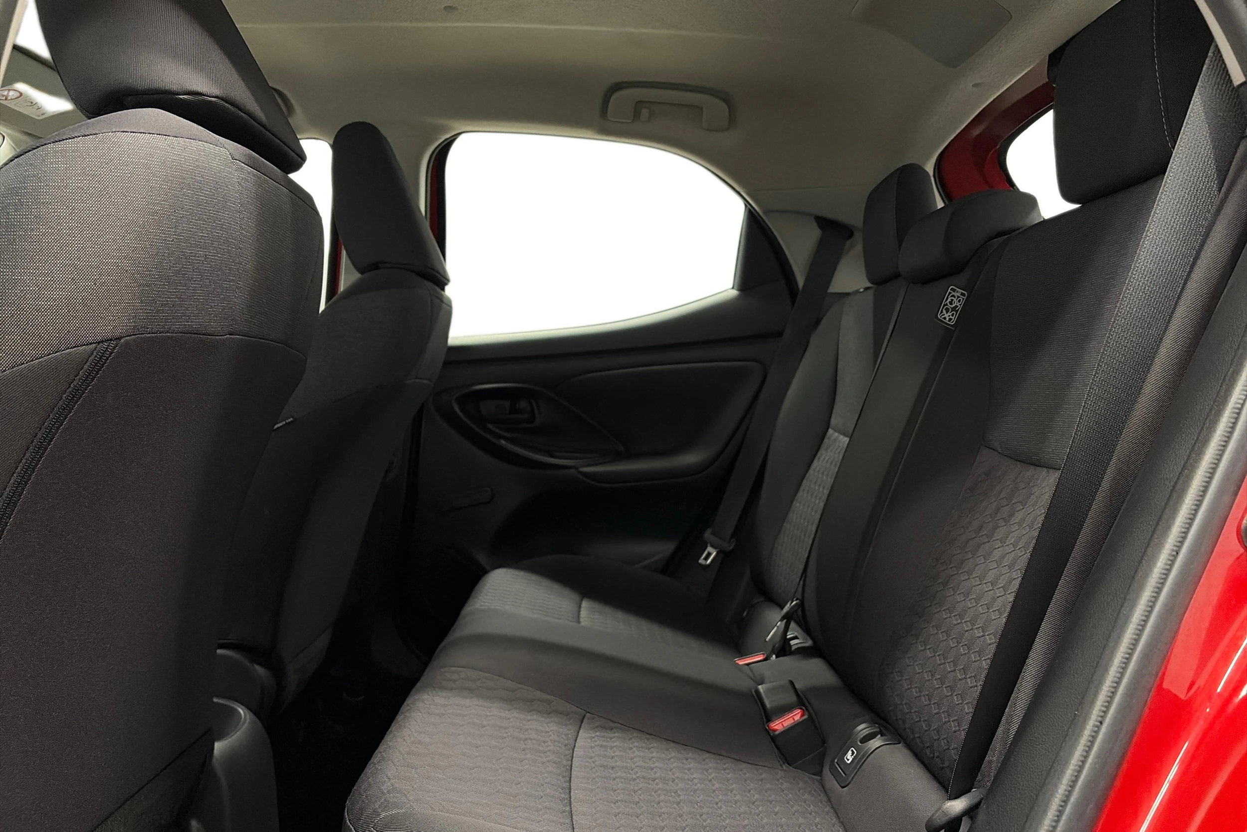 punainen Toyota Yaris 2024 kuva 8.