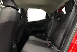 punainen Toyota Yaris 2024 kuva 8.
