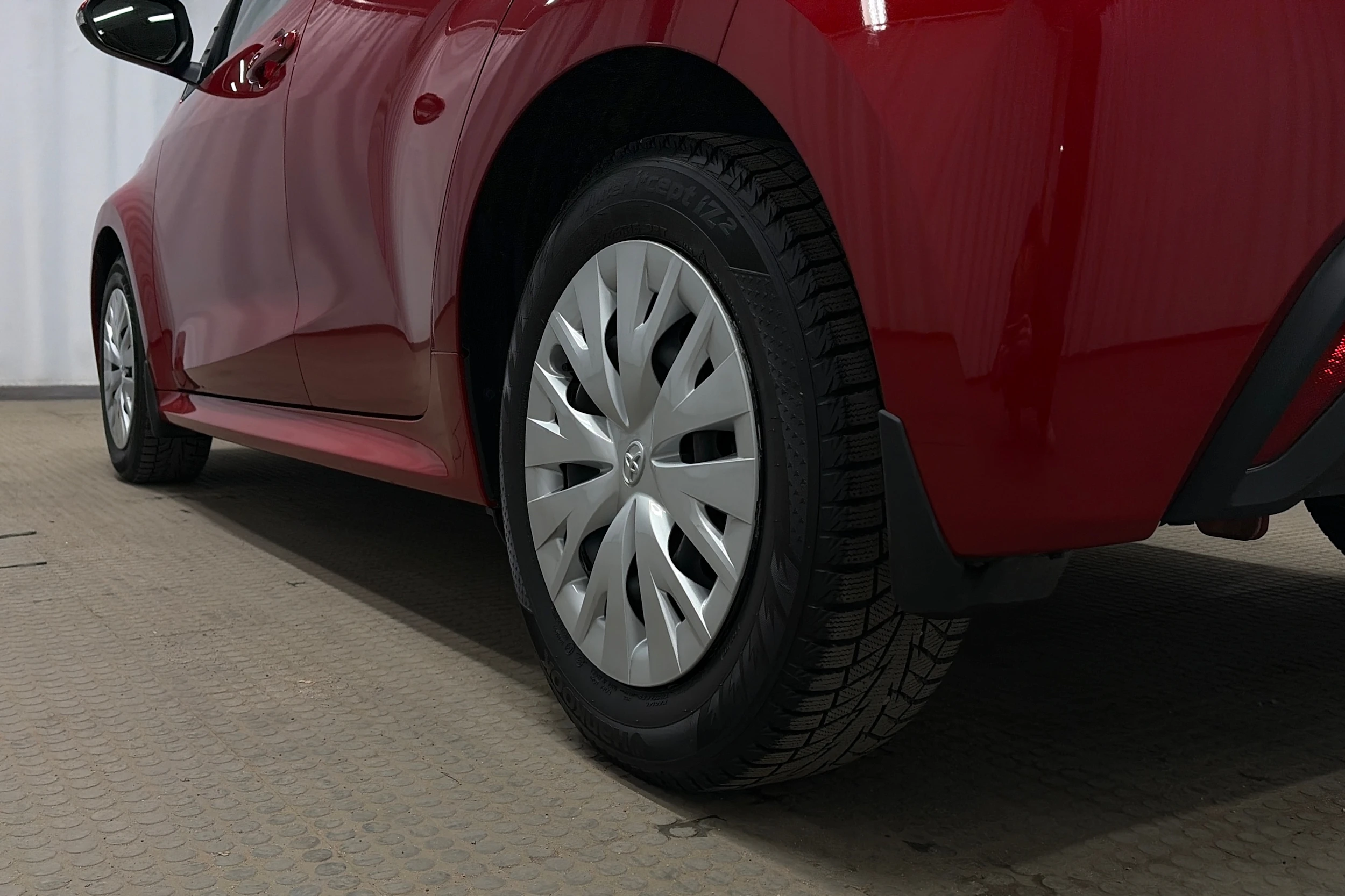 punainen Toyota Yaris 2024 kuva 10.