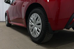 punainen Toyota Yaris 2024 kuva 10.