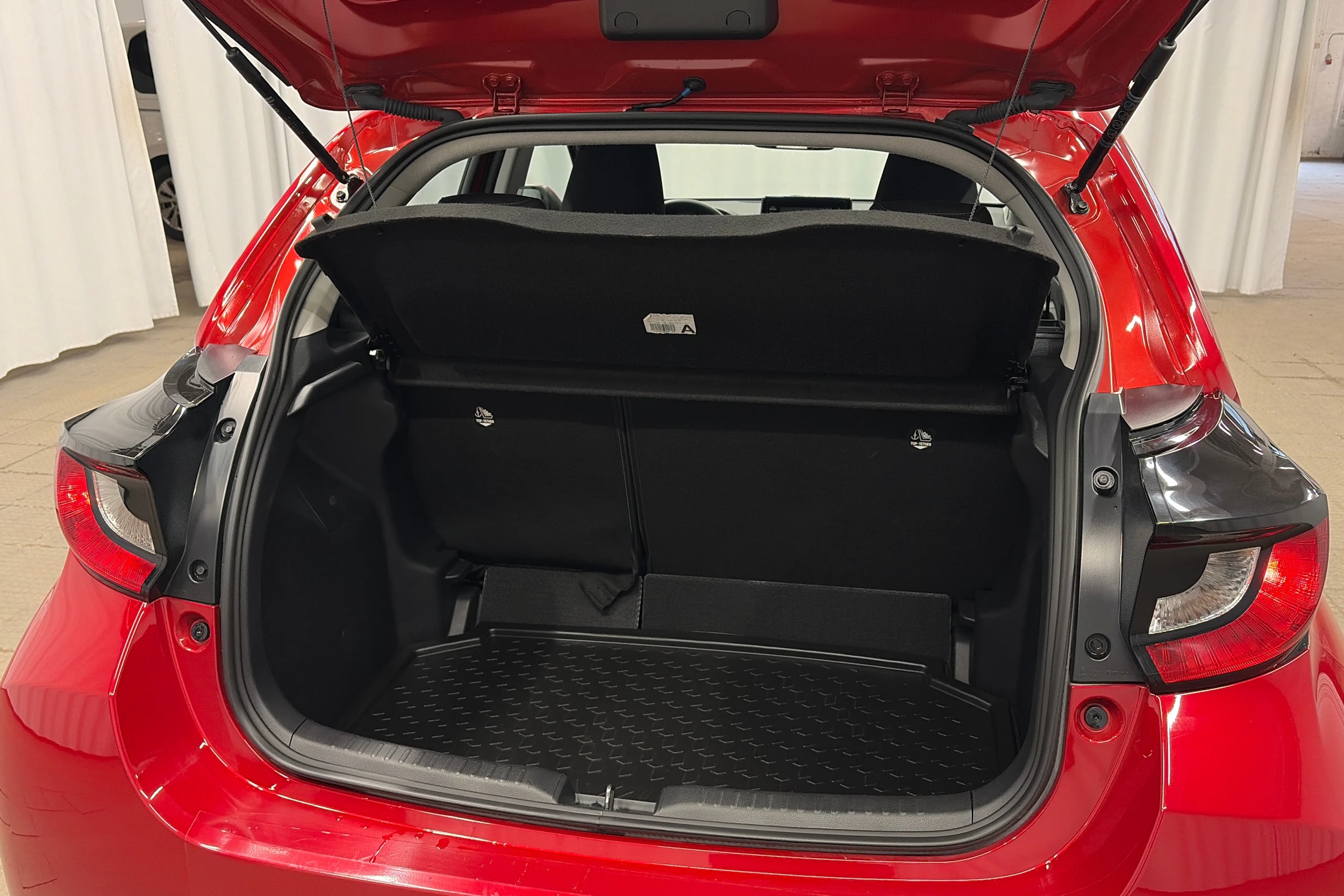 punainen Toyota Yaris 2024 kuva 11.