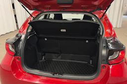 punainen Toyota Yaris 2024 kuva 11.