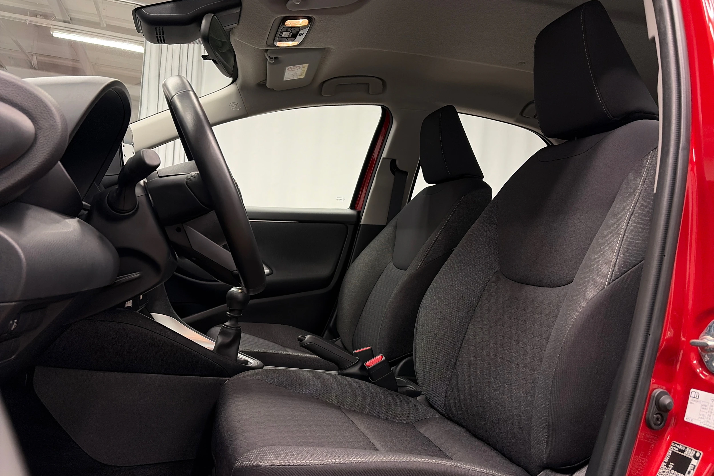 punainen Toyota Yaris 2024 kuva 12.