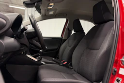 punainen Toyota Yaris 2024 kuva 12.