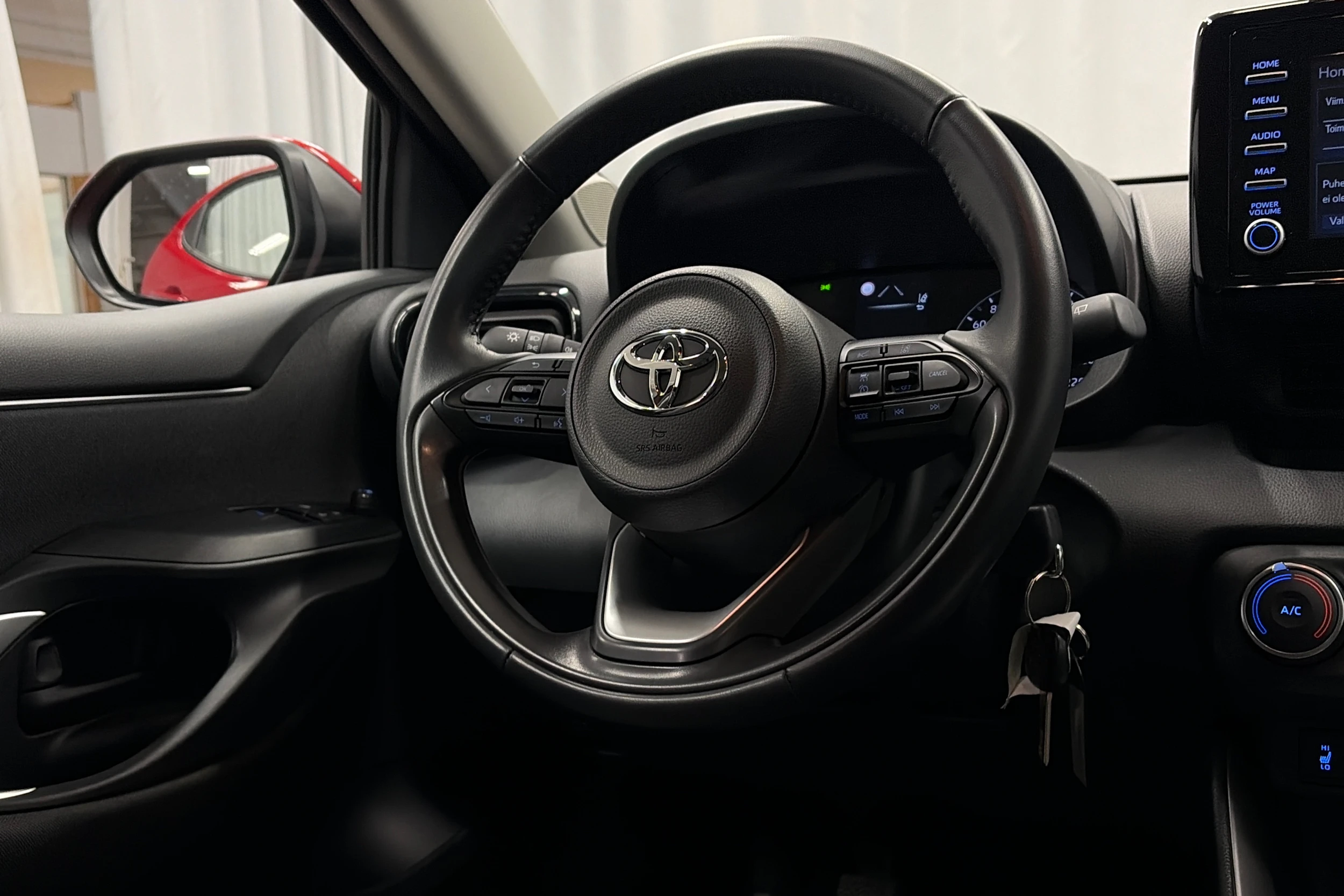 punainen Toyota Yaris 2024 kuva 13.