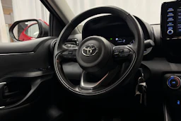 punainen Toyota Yaris 2024 kuva 13.