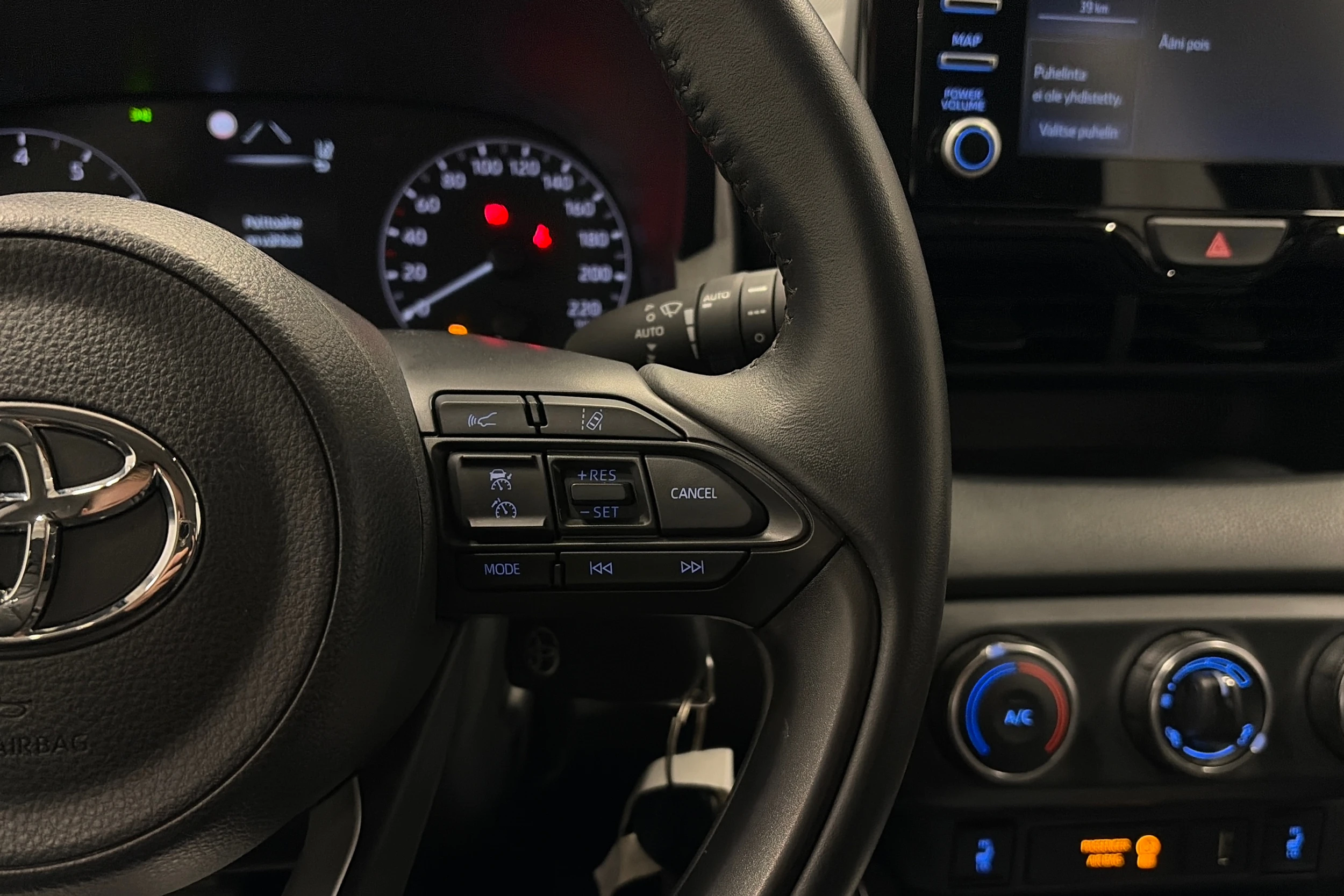 punainen Toyota Yaris 2024 kuva 15.