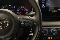 punainen Toyota Yaris 2024 kuva 15.