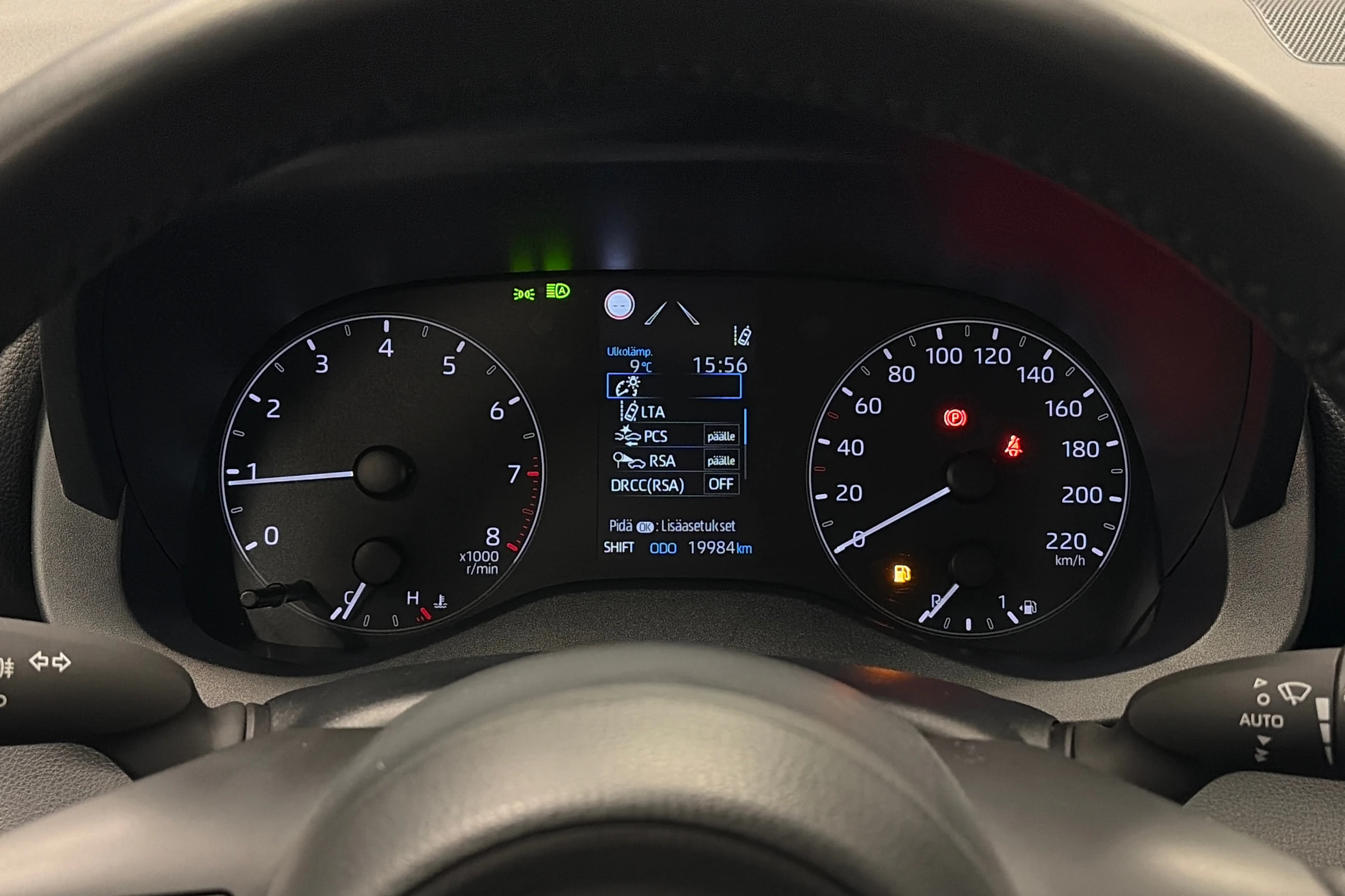 punainen Toyota Yaris 2024 kuva 16.