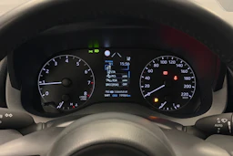 punainen Toyota Yaris 2024 kuva 16.