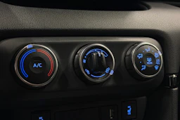 punainen Toyota Yaris 2024 kuva 21.