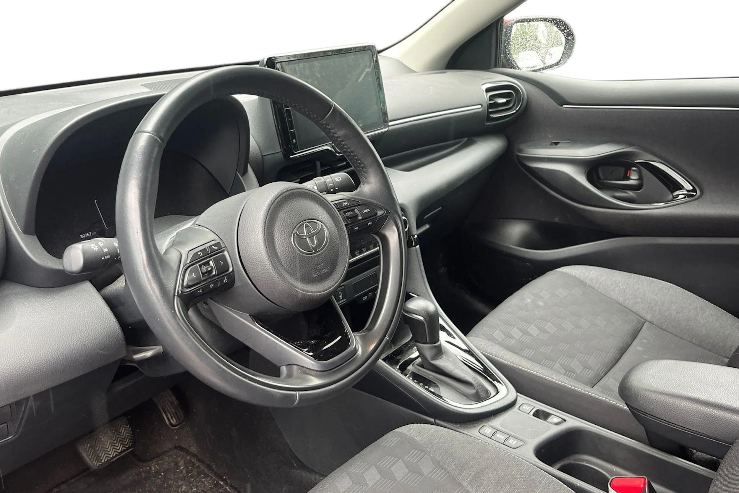 punainen Toyota Yaris 2024 kuva 3.