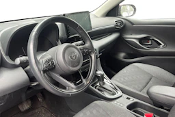 punainen Toyota Yaris 2024 kuva 3.