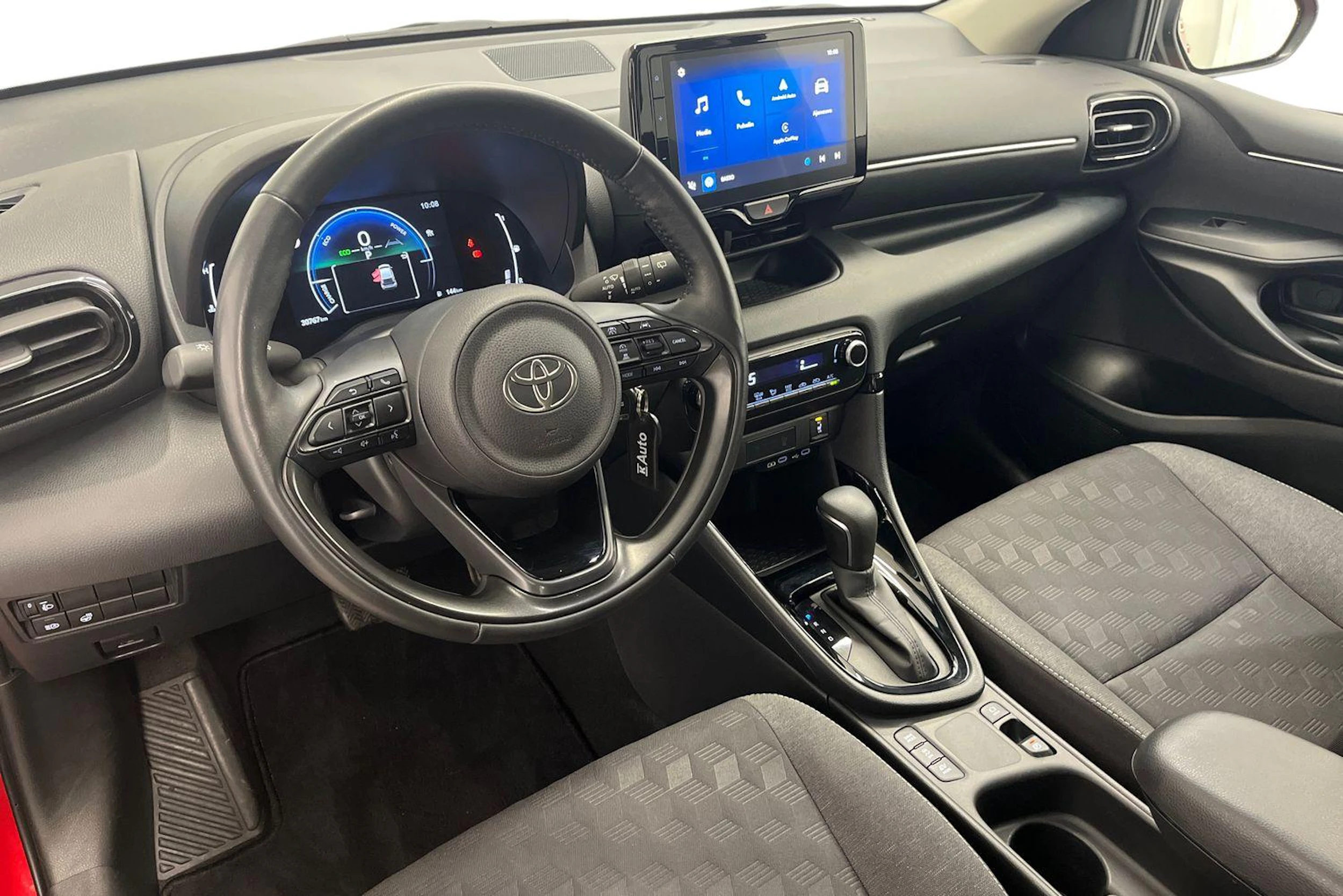 punainen Toyota Yaris 2024 kuva 6.
