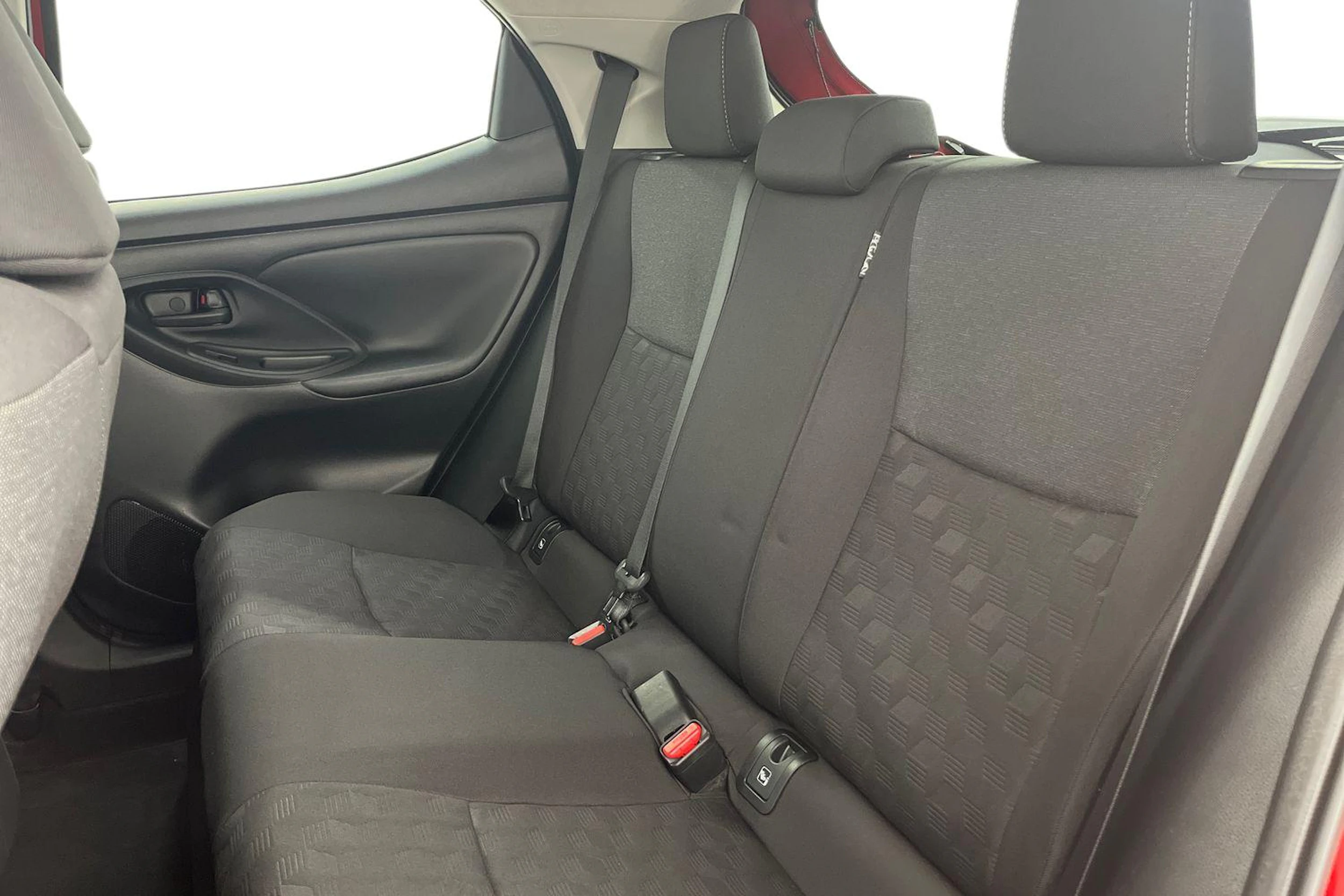 punainen Toyota Yaris 2024 kuva 8.
