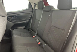 punainen Toyota Yaris 2024 kuva 8.