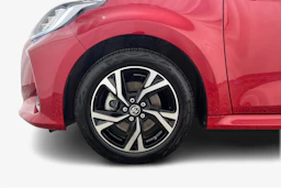 punainen Toyota Yaris 2024 kuva 9.