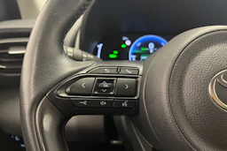 punainen Toyota Yaris 2024 kuva 14.