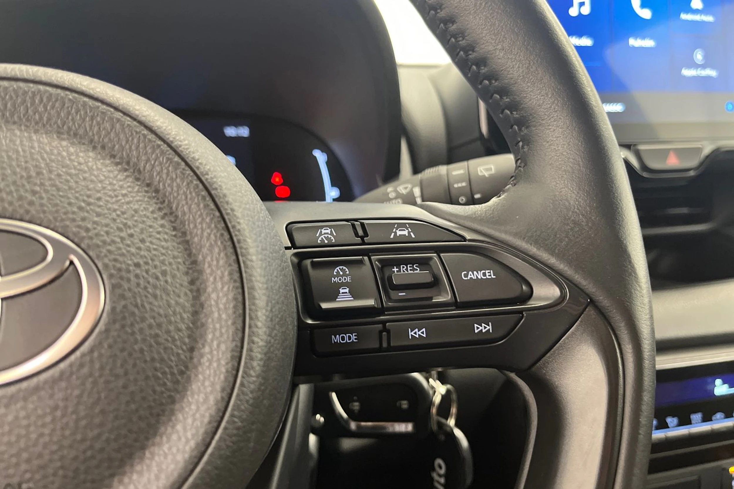 punainen Toyota Yaris 2024 kuva 15.