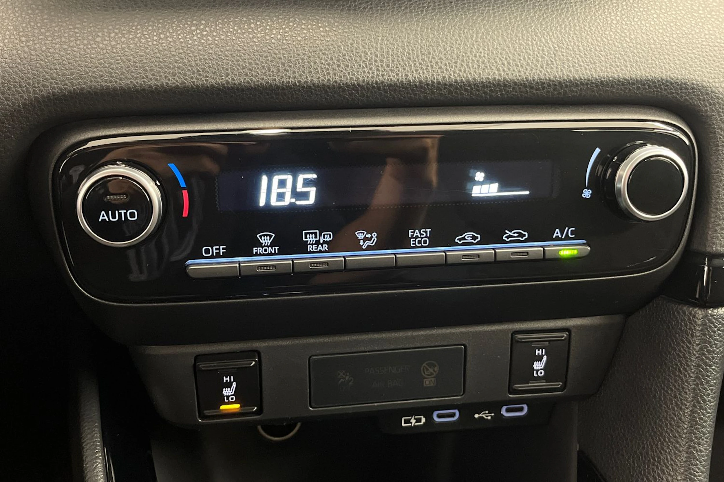 punainen Toyota Yaris 2024 kuva 20.