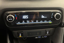 punainen Toyota Yaris 2024 kuva 20.