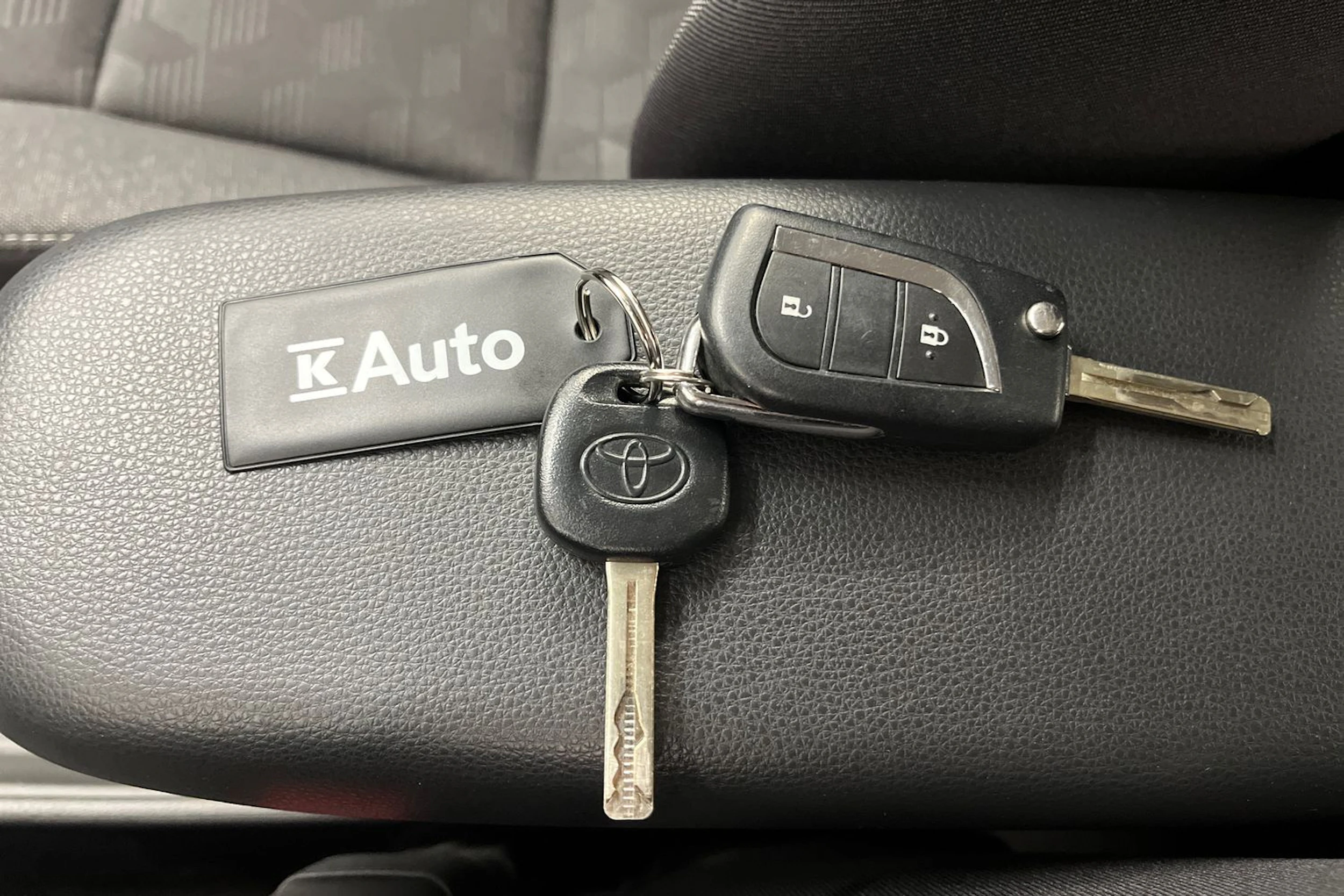 punainen Toyota Yaris 2024 kuva 22.