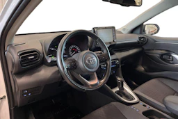 valkoinen Toyota Yaris 2024 kuva 6.