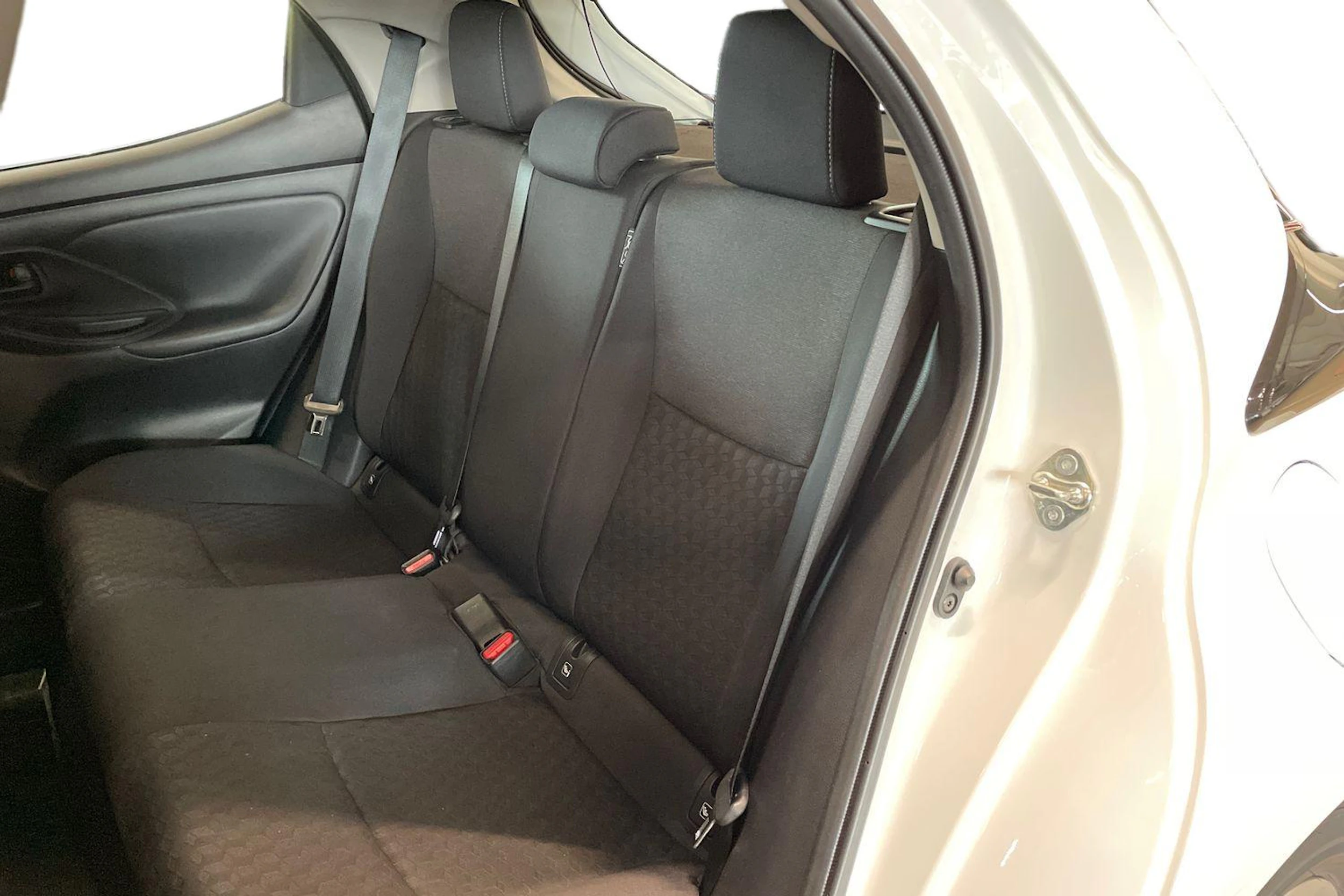 valkoinen Toyota Yaris 2024 kuva 8.