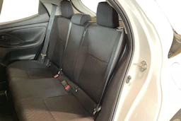 valkoinen Toyota Yaris 2024 kuva 8.