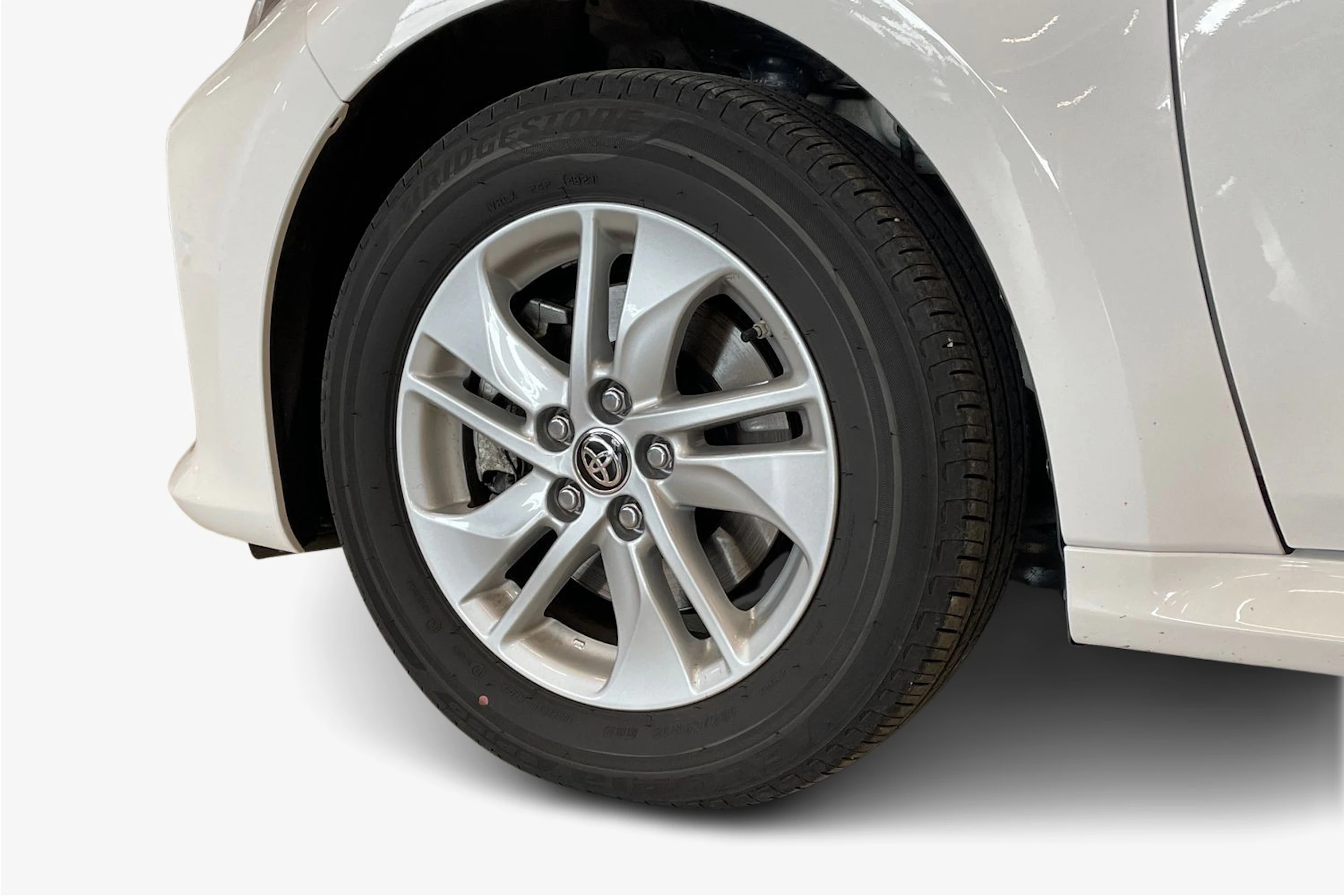 valkoinen Toyota Yaris 2024 kuva 9.