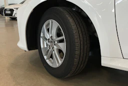 valkoinen Toyota Yaris 2024 kuva 10.