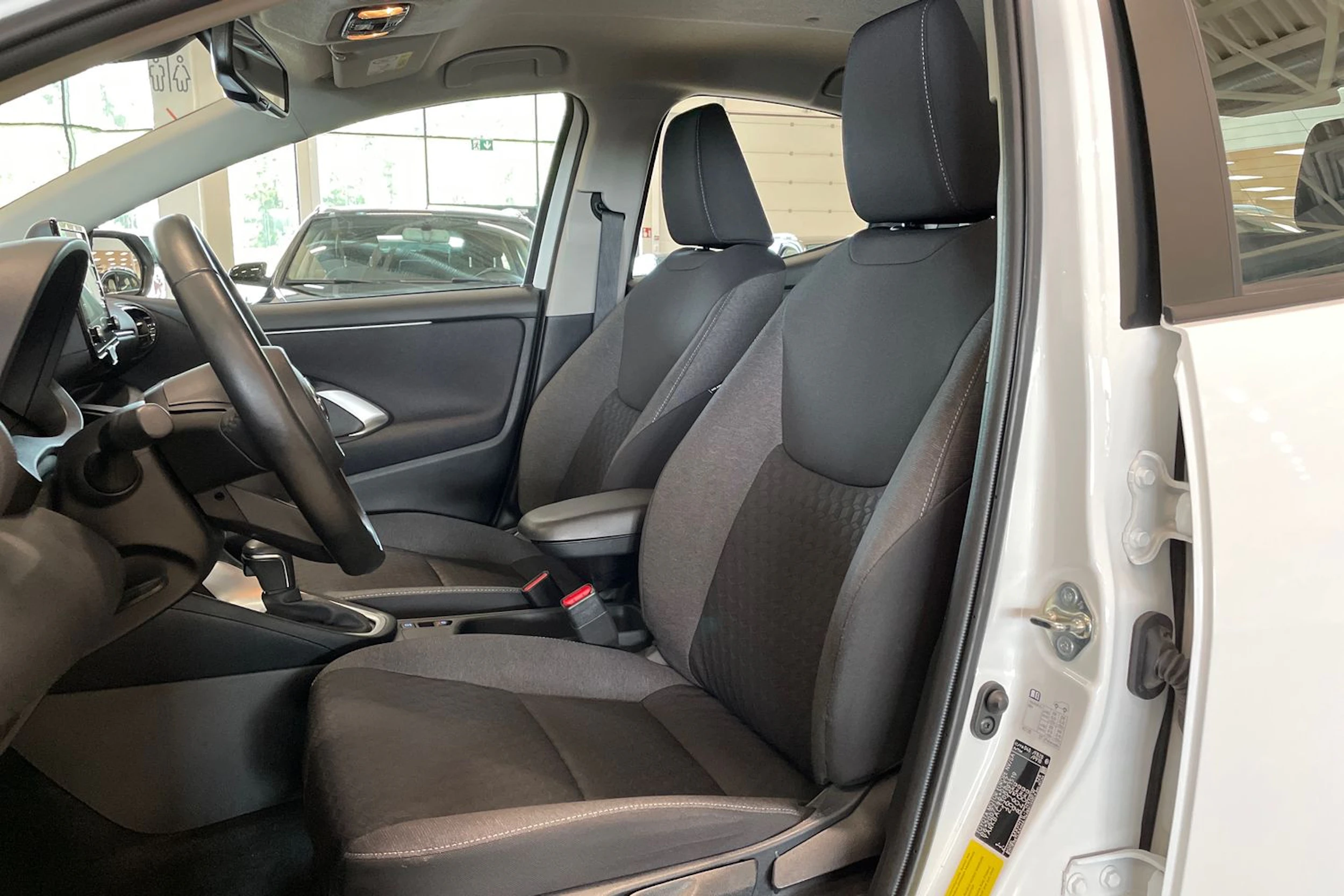 valkoinen Toyota Yaris 2024 kuva 11.